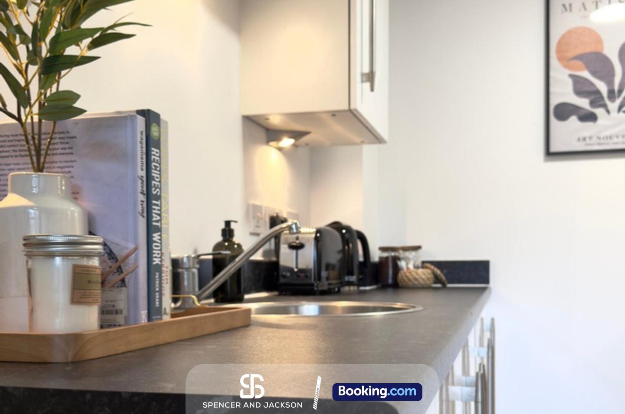 1 Bedroom City Centre Apartment Near The University And Bodleian Library By Spencer And Jackson Short Lets & Serviced Accommodation 牛津 外观 照片